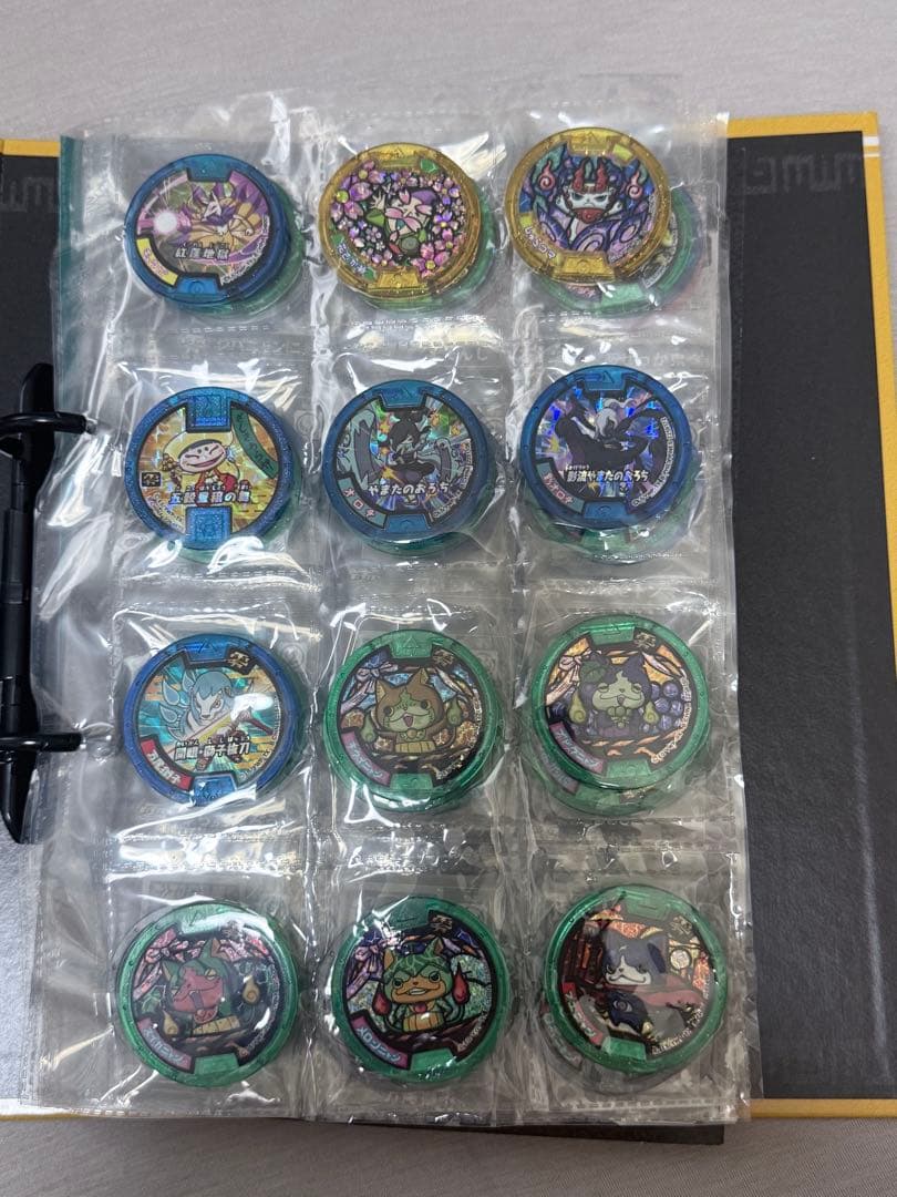 妖怪メダル141枚セット妖怪大辞典付き　　　相場不明のため高め設定(値段交渉可)