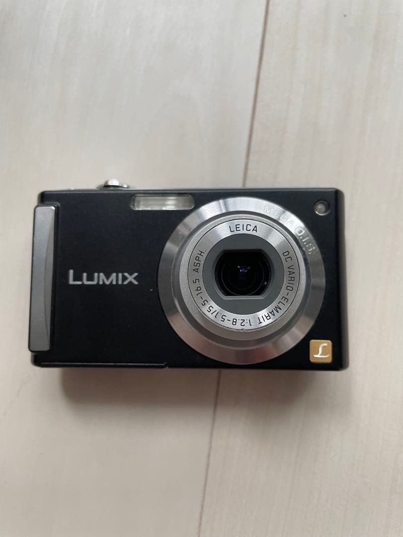 LUMIX DMC-FS3コンパクトデジタルカメラ 本体とバッテリーチャージャー