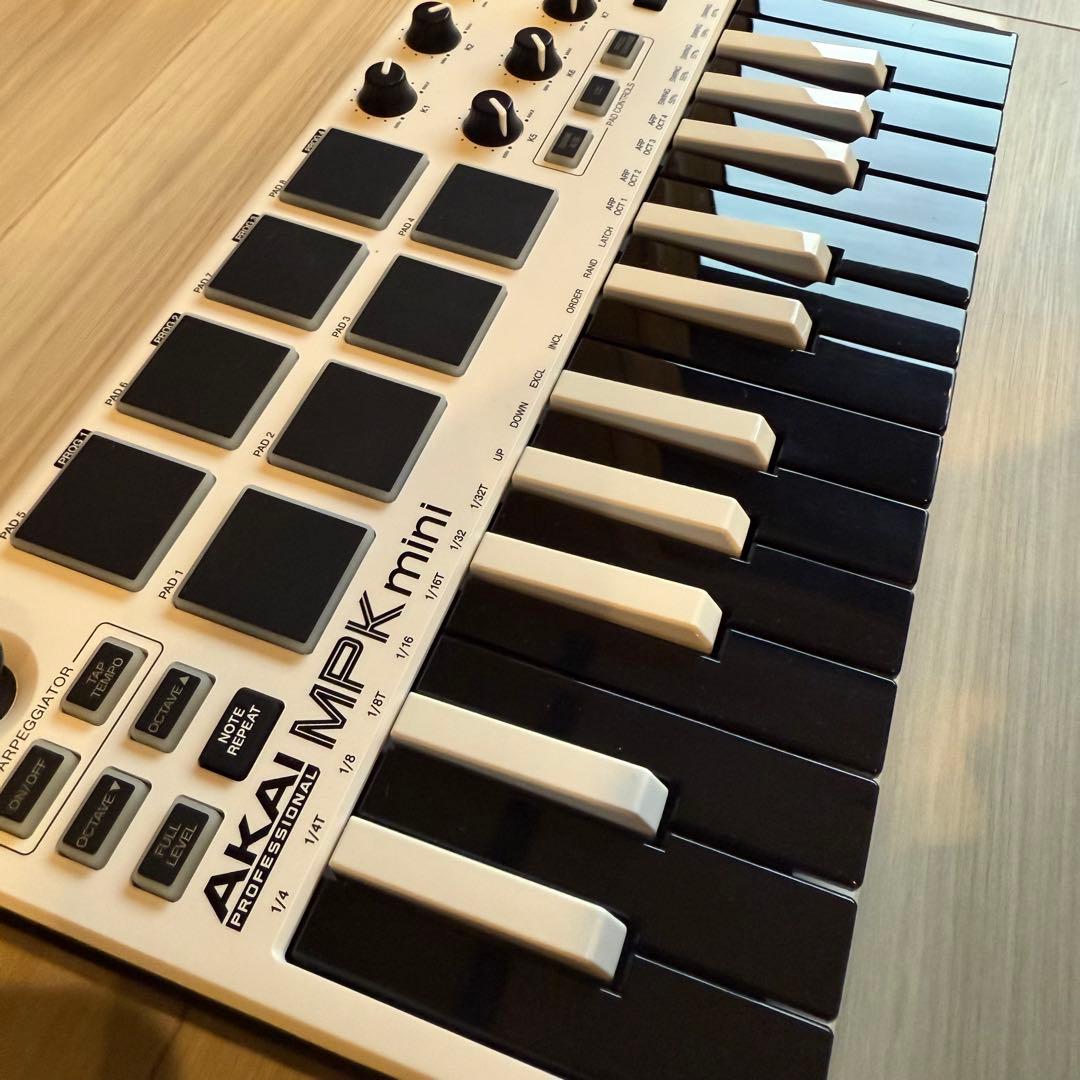 AKAI MPK mini ホワイト 25鍵 MIDIキーボード