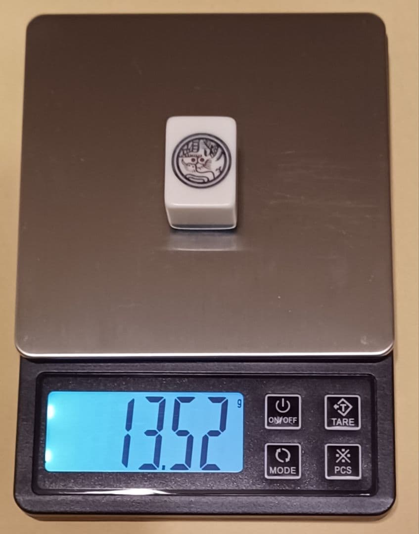 昭和の麻雀牌 総重量2.8kg (持ったときの感触、混ぜたときの独特の音が魅力)