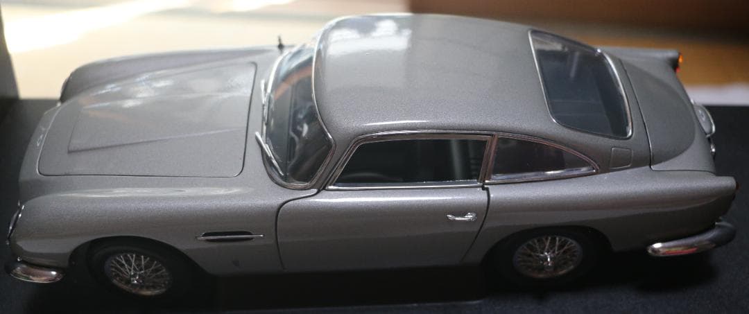 AUTOart アストン・マーチンＤＢ５　００７コレクション　1/18　中古品