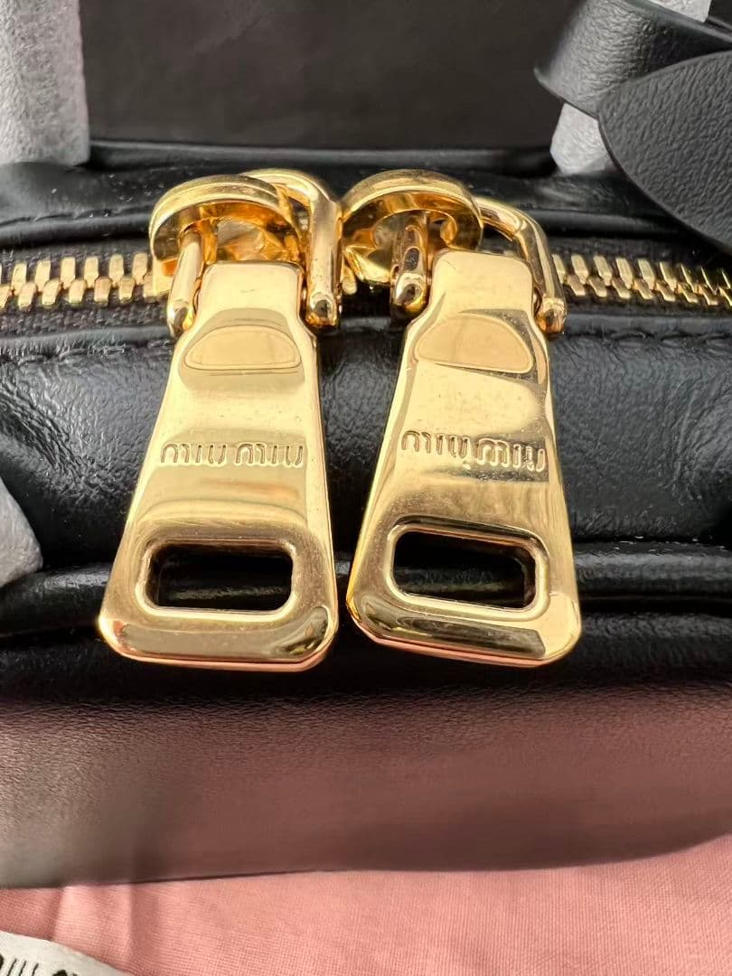 新品未使用 miu miu ミュウミュウ 黒レザーハンドバッグ