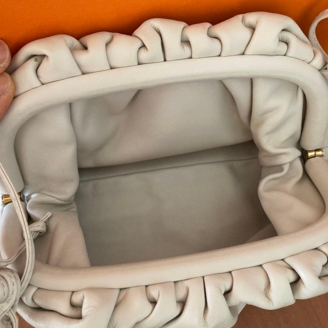 BOTTEGA VENETA ホワイト ギャザーショルダーバッグ