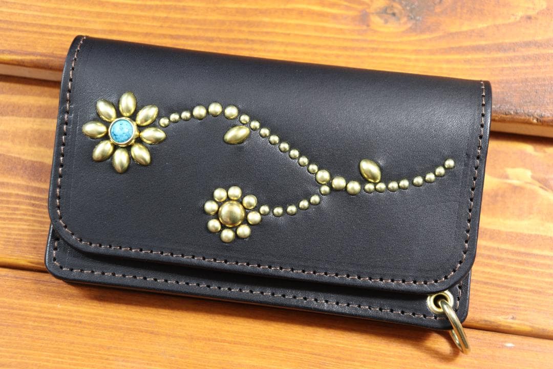 フラワースタッズミドルトラッカーウォレット ハトメ小判カン付き