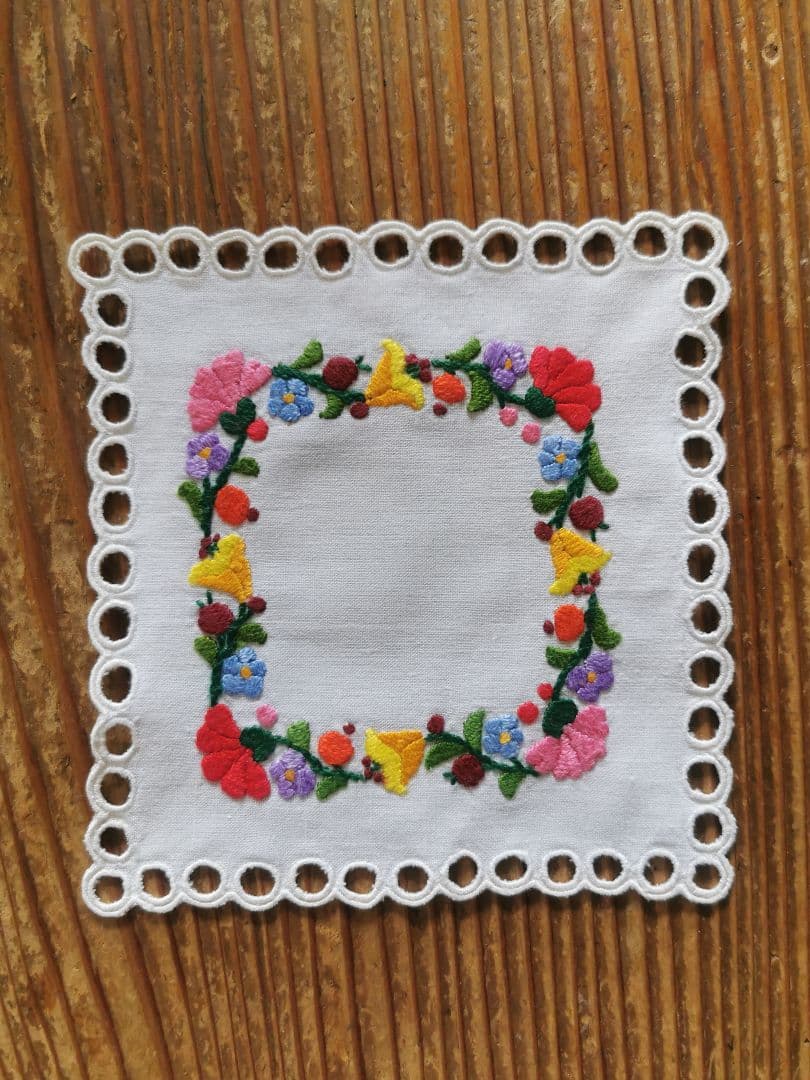 アンティークハンガリー/ カロチャ刺繍 アイレットスカラップドイリー