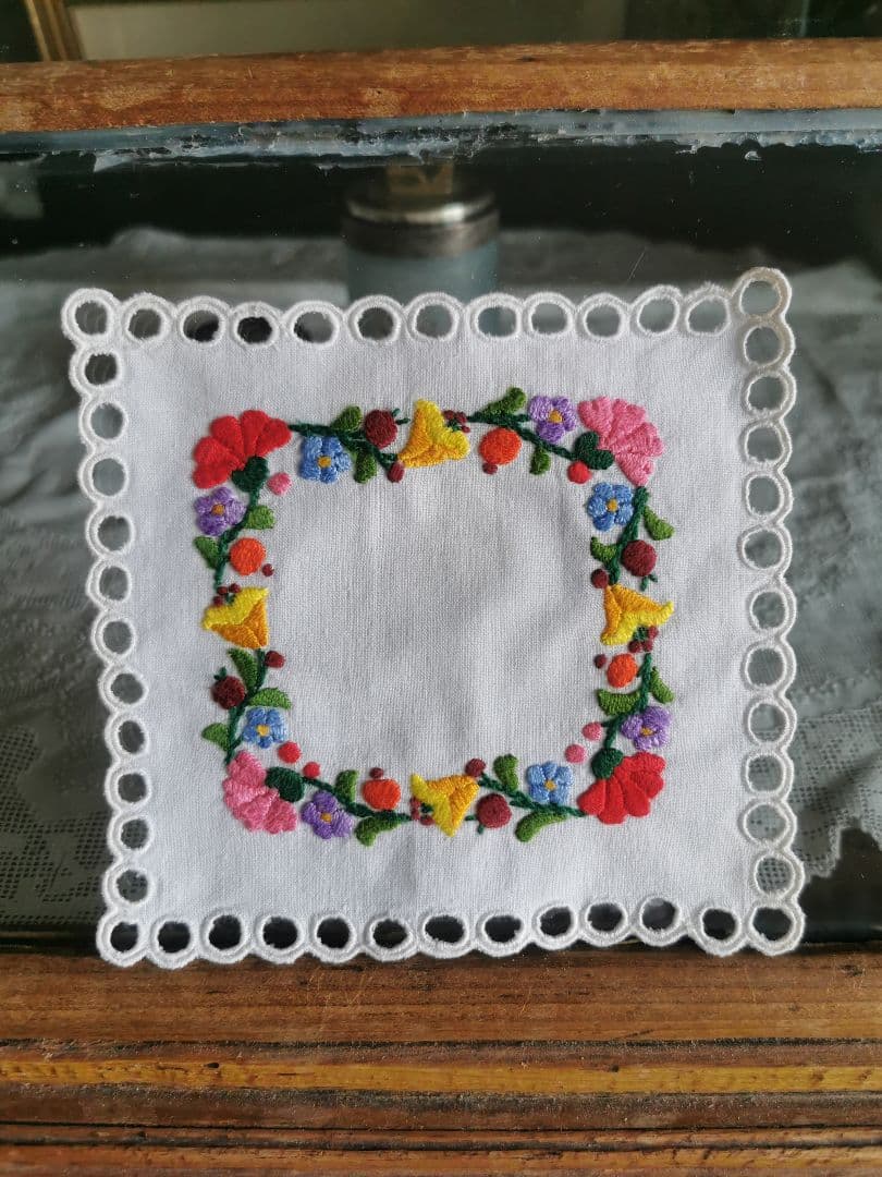 アンティークハンガリー/ カロチャ刺繍 アイレットスカラップドイリー