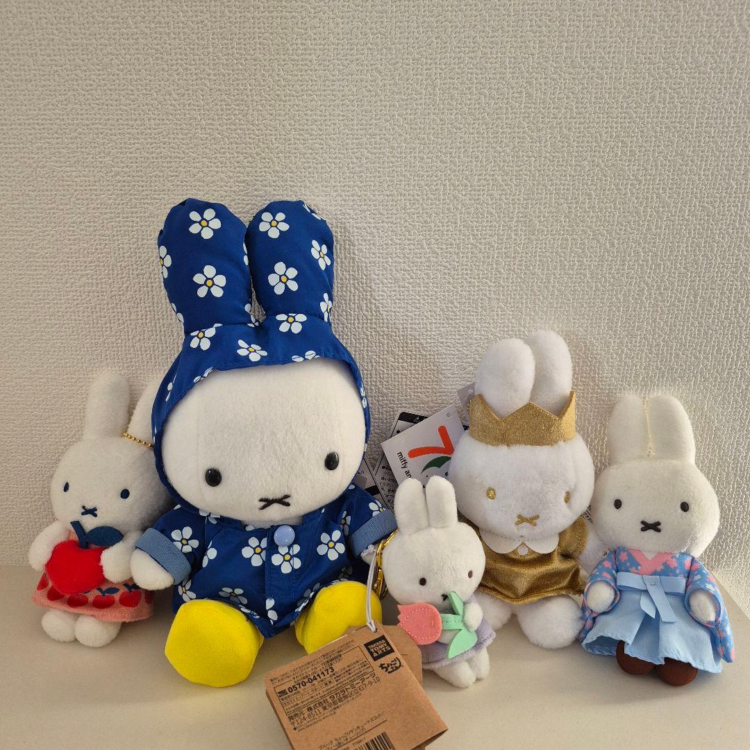 ミッフィー　雨の日　レインコート　王冠　はかま　リンゴ　ちょっこりさん