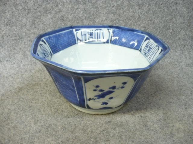 伊万里 染付 八角鉢 [B22451] 梅に紗綾形 中鉢 古美術 古玩
