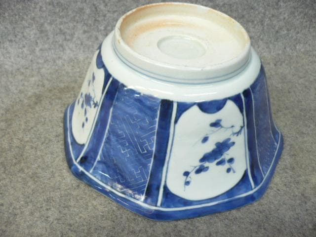 伊万里 染付 八角鉢 [B22451] 梅に紗綾形 中鉢 古美術 古玩