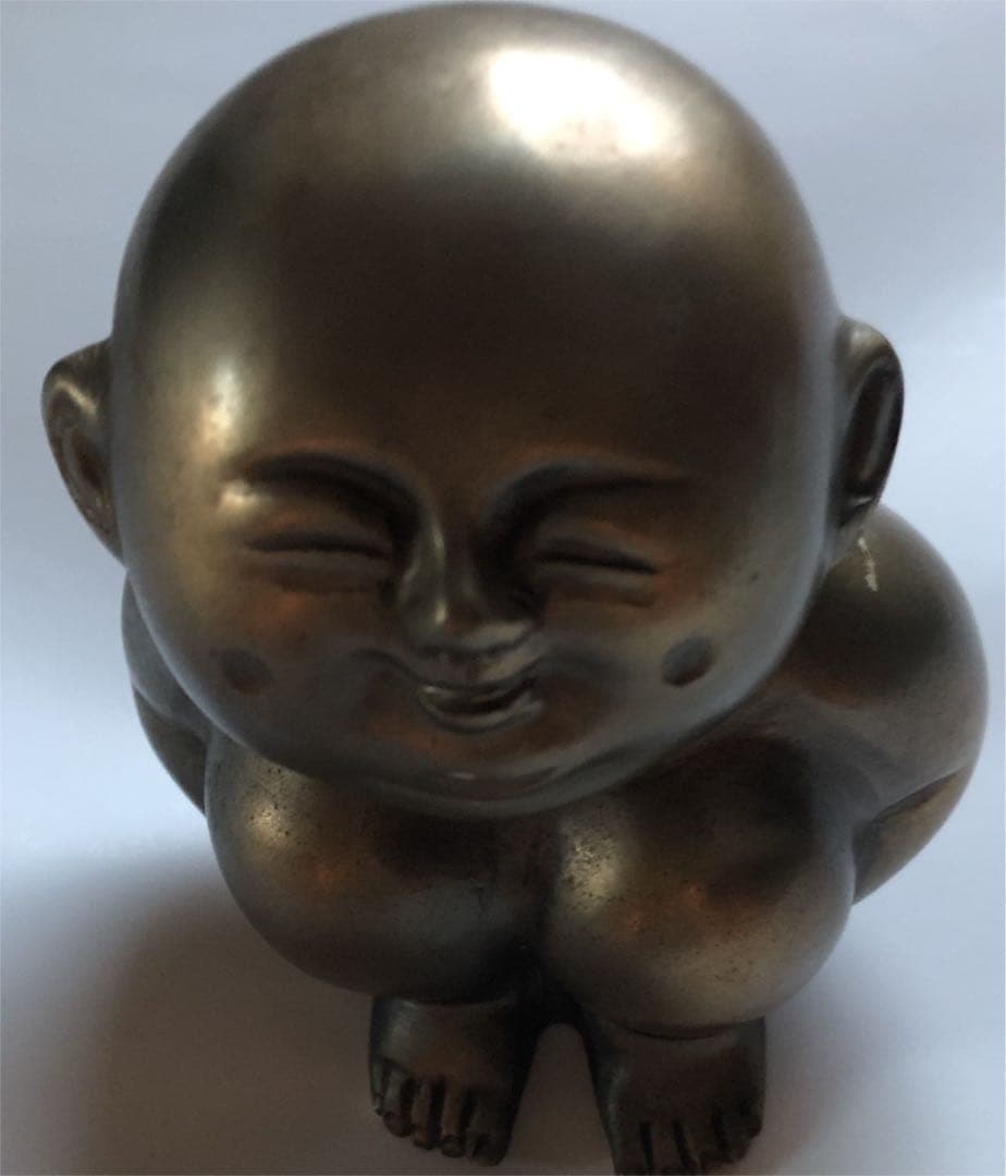 しゃがみ込むエクボのある子供像　箱付き