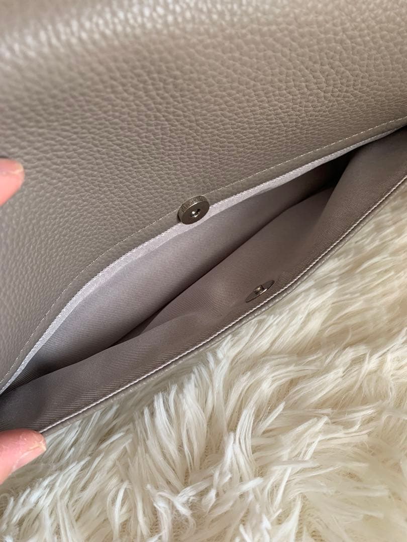 ビアズリー BEARDSLEY レザーボディバッグ　グレージュ