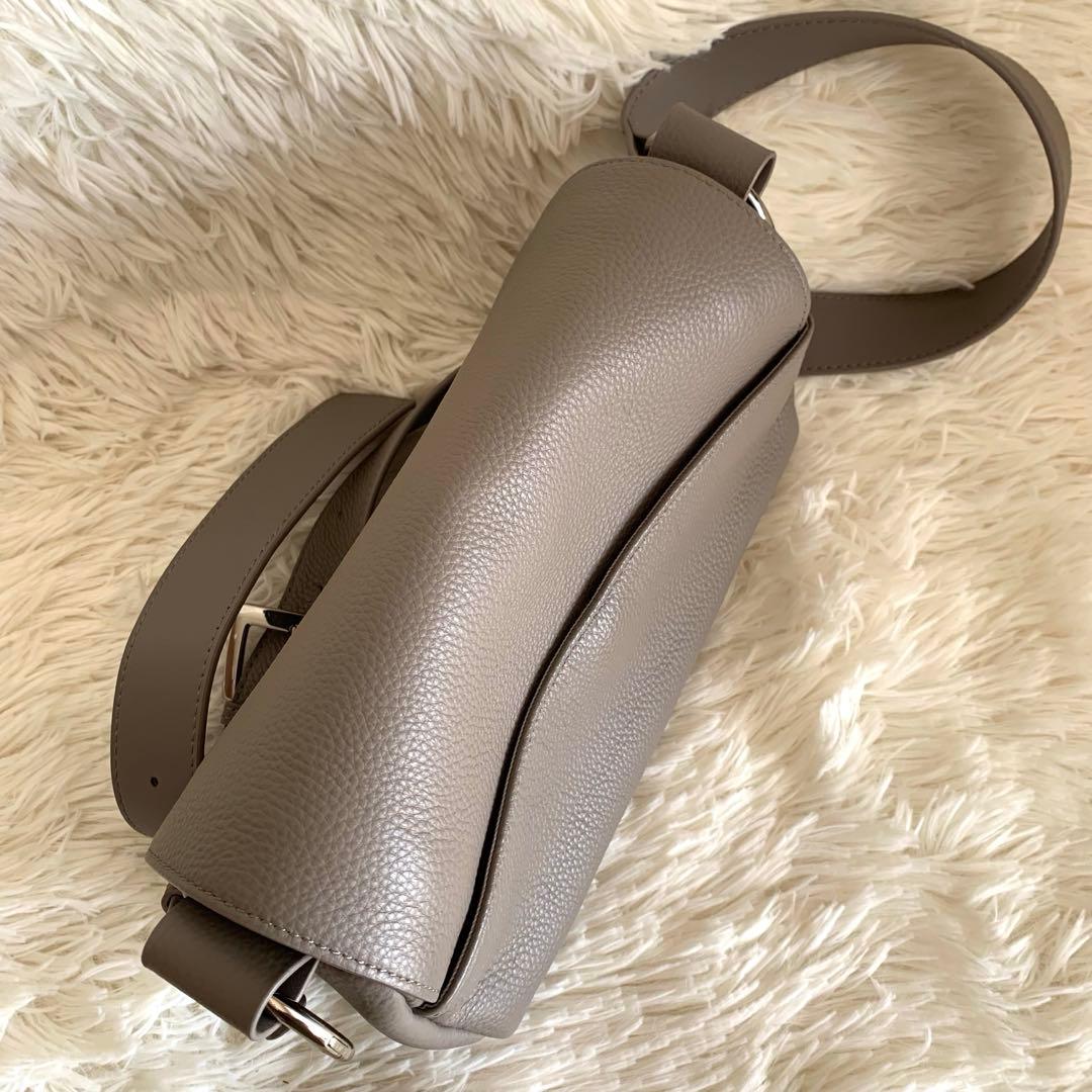 ビアズリー BEARDSLEY レザーボディバッグ　グレージュ