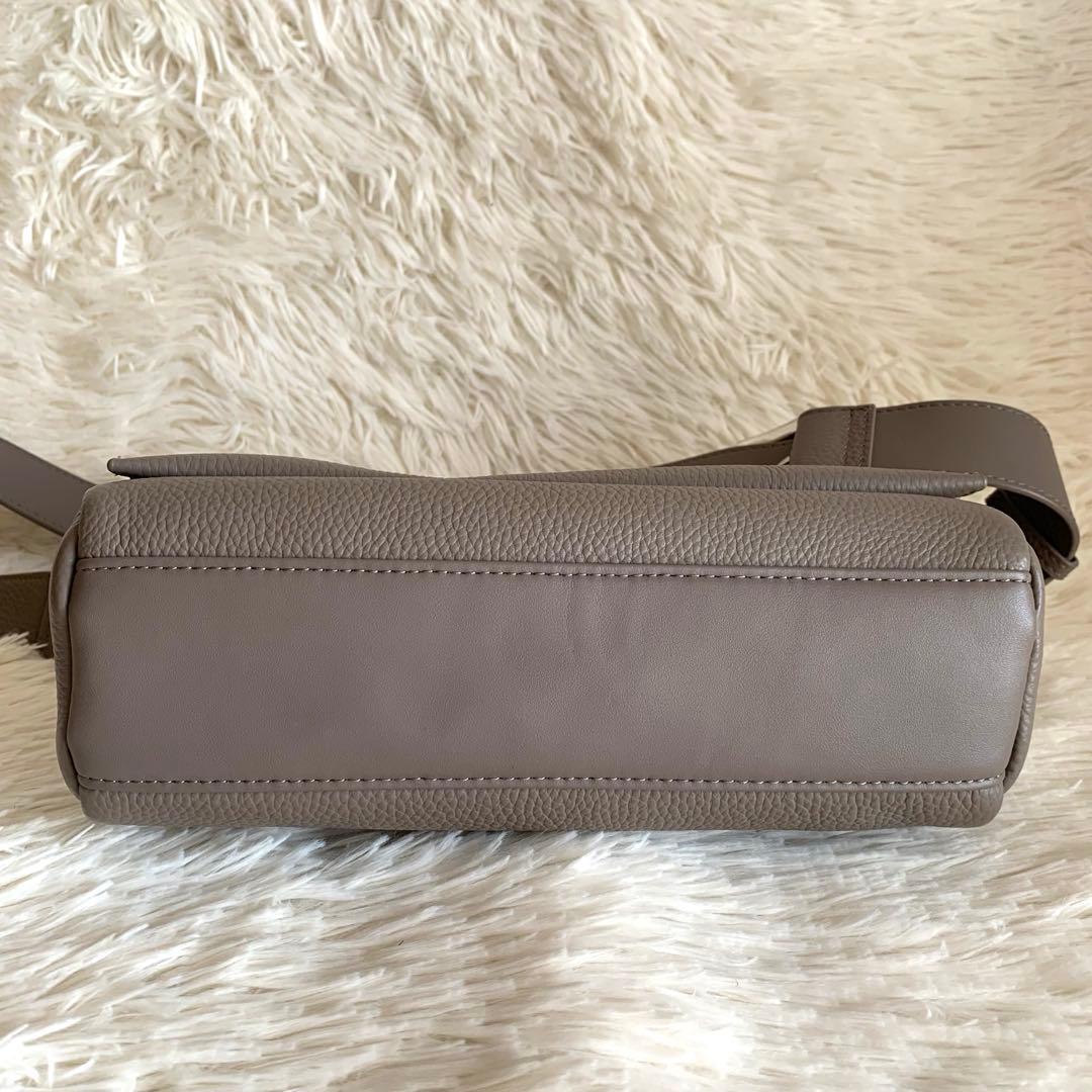 ビアズリー BEARDSLEY レザーボディバッグ　グレージュ