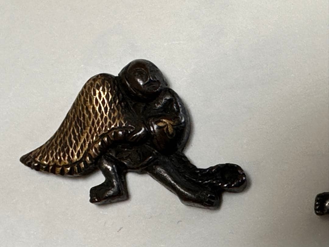 漁人図目貫 銅地彫り金銀色絵　時代金工 拵 鐔 鍔 木箱付き　2573