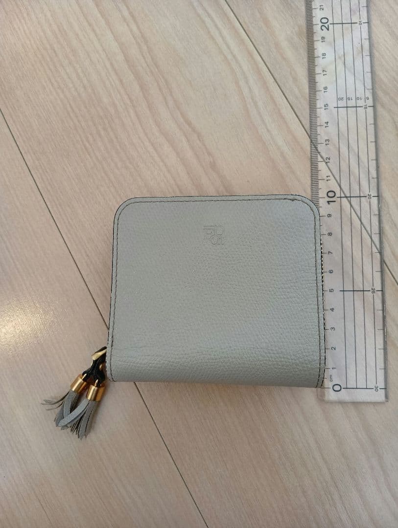 Epoi エポイ　ラウンドファスナー　二つ折り財布　ライトグレー