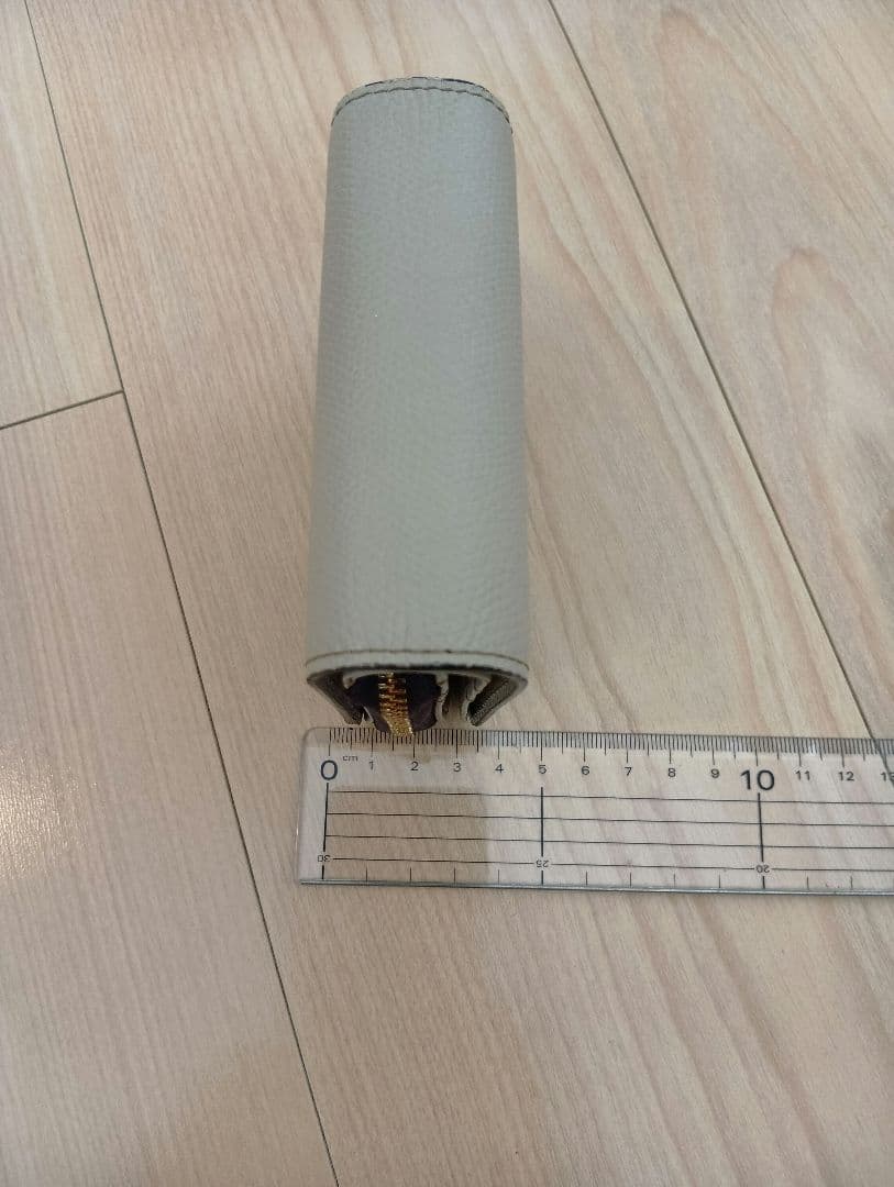 Epoi エポイ　ラウンドファスナー　二つ折り財布　ライトグレー