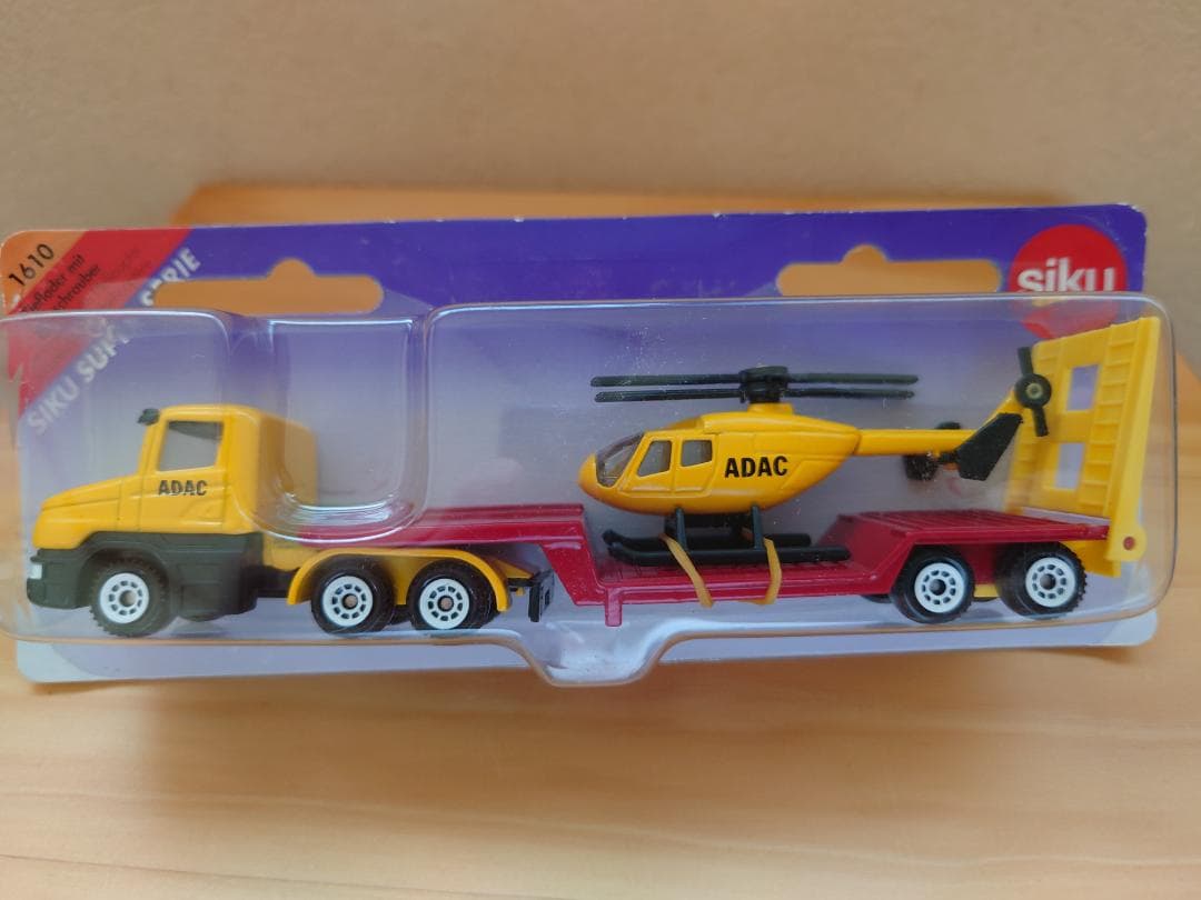 1/55 Siku(ジク)　 ADAC(ドイツ自動車連盟)低床ローダー＋ヘリ