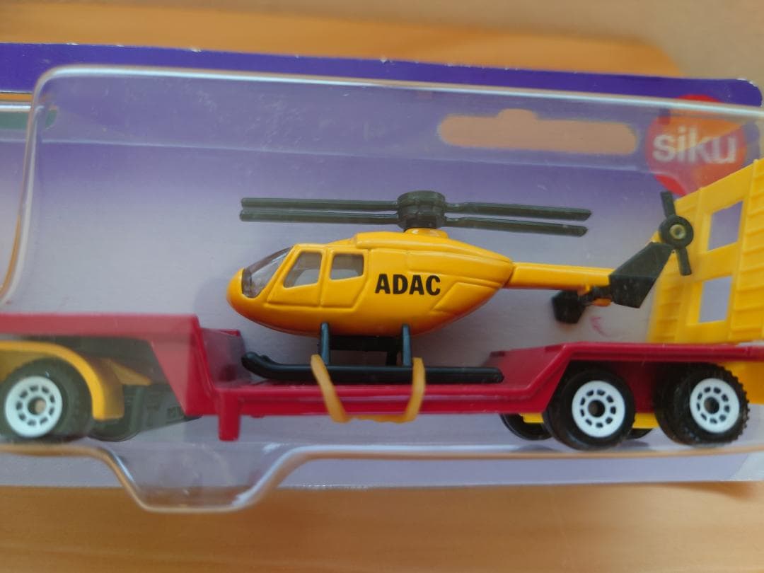 1/55 Siku(ジク)　 ADAC(ドイツ自動車連盟)低床ローダー＋ヘリ