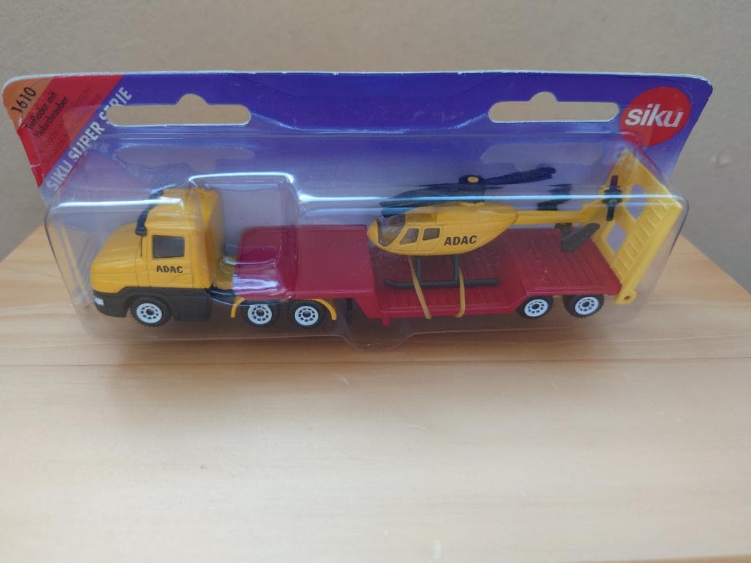 1/55 Siku(ジク)　 ADAC(ドイツ自動車連盟)低床ローダー＋ヘリ