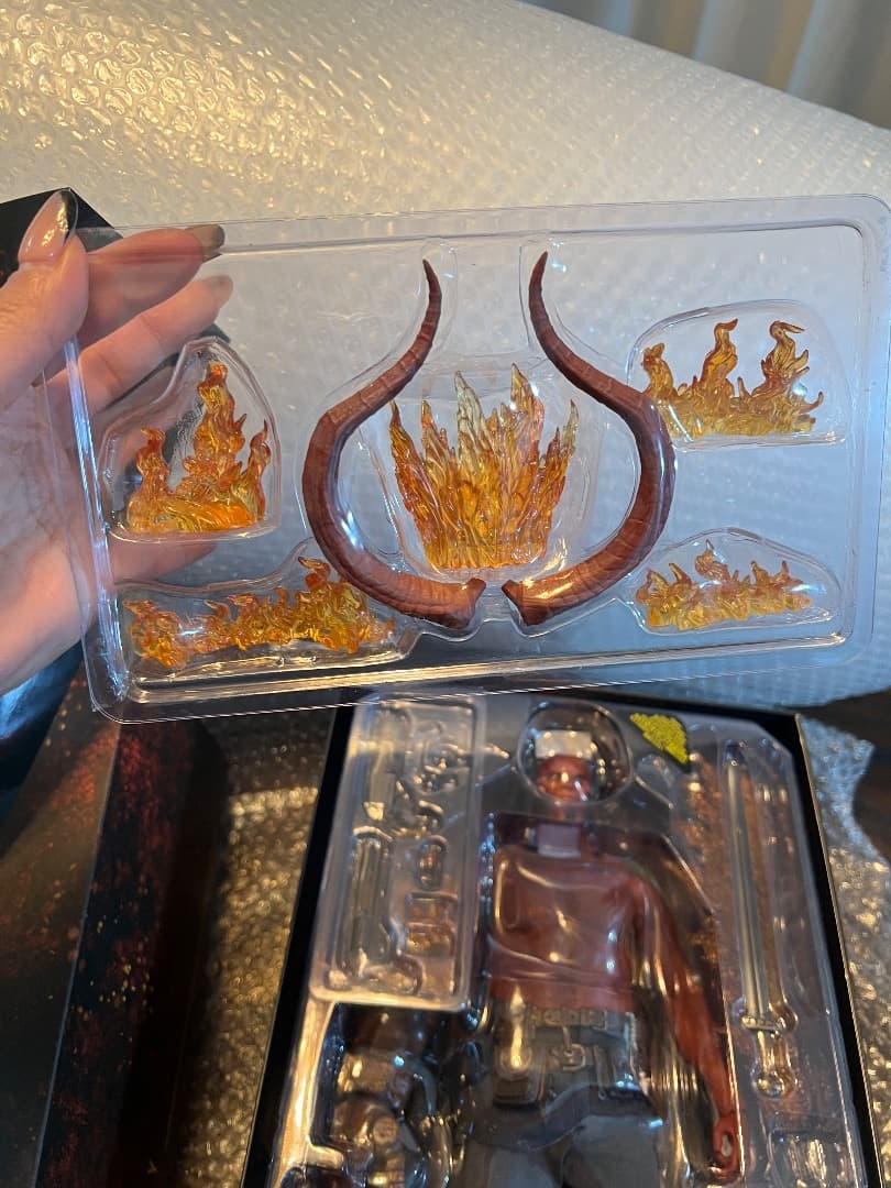 ホットトイズ ヘルボーイ 1/6 (価格交渉をお願いします)