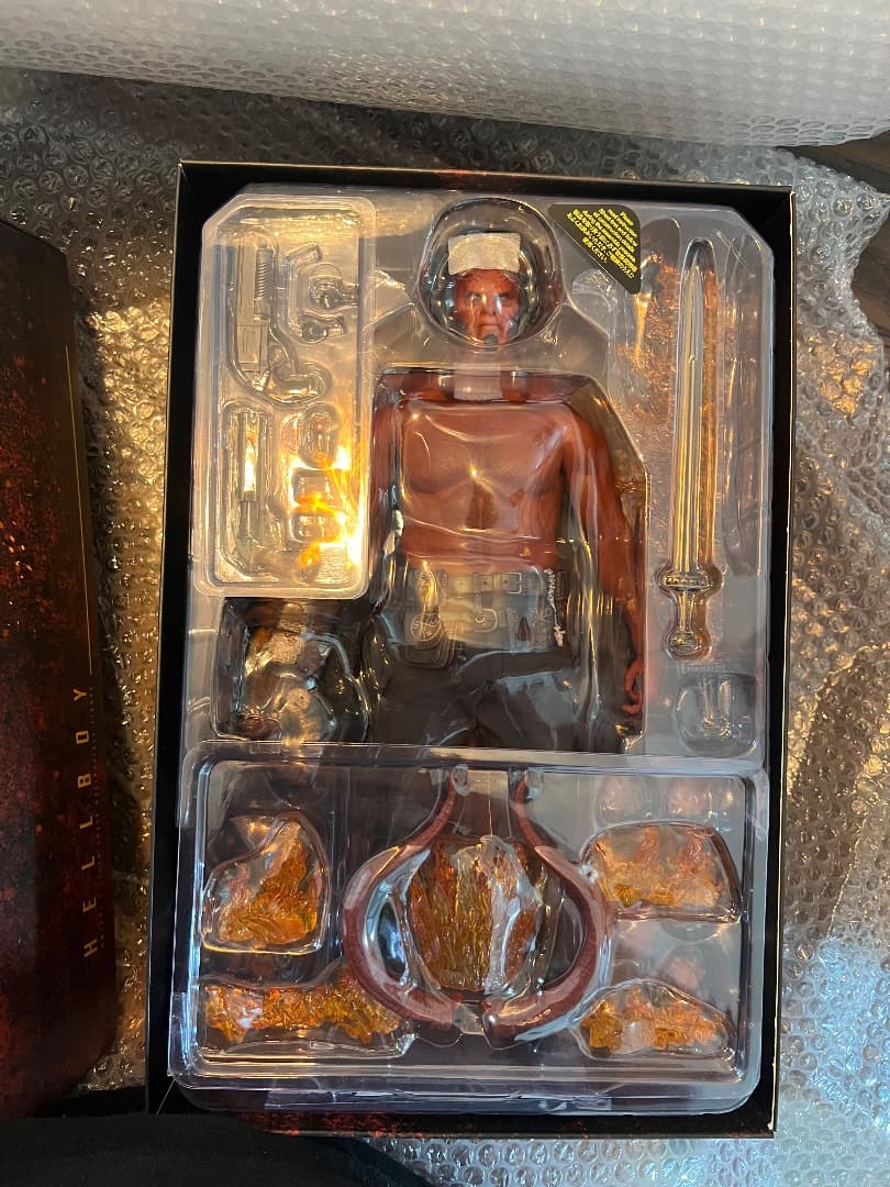 ホットトイズ ヘルボーイ 1/6 (価格交渉をお願いします)