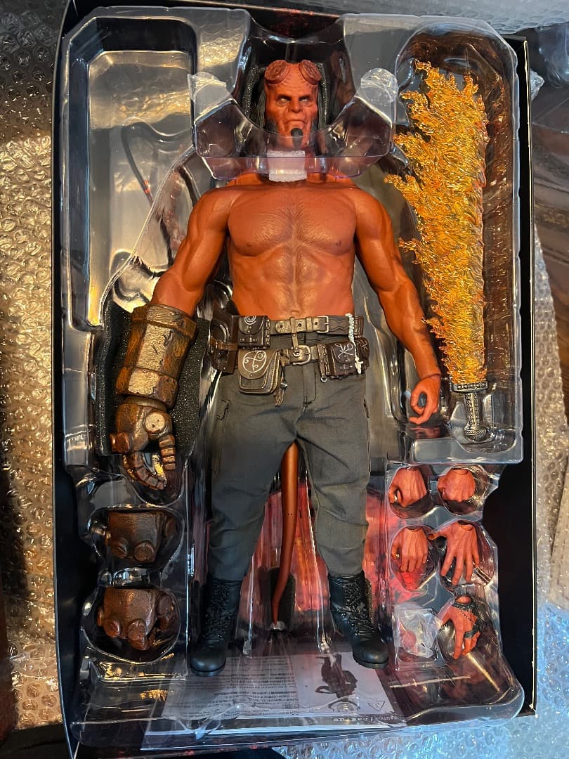 ホットトイズ ヘルボーイ 1/6 (価格交渉をお願いします)