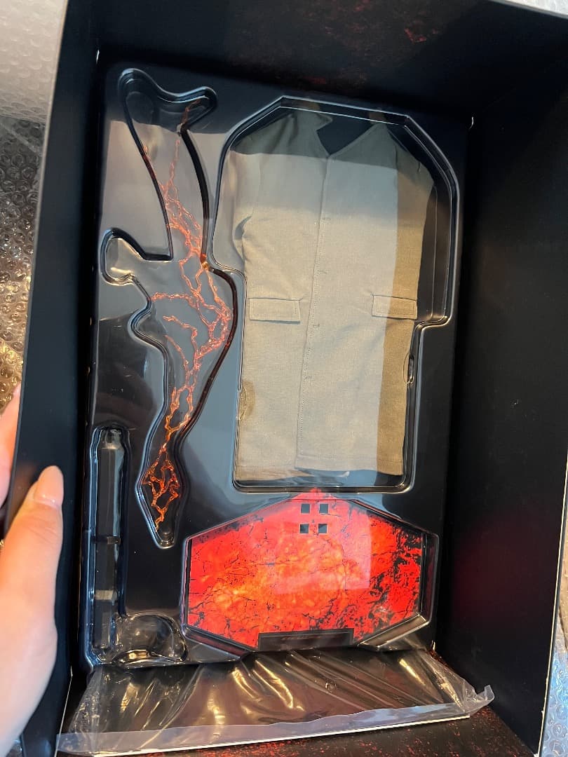 ホットトイズ ヘルボーイ 1/6 (価格交渉をお願いします)