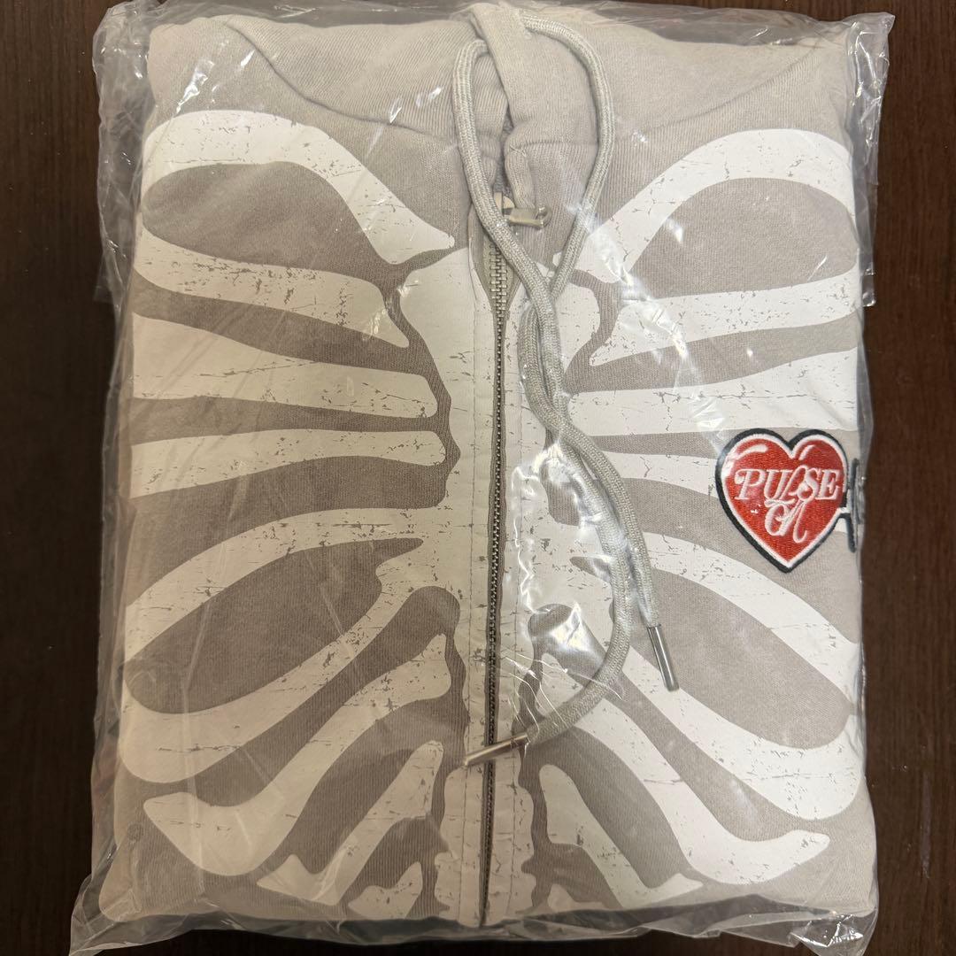 TREASURE PULSE ON ジップアップ フーディー（GRAY） M