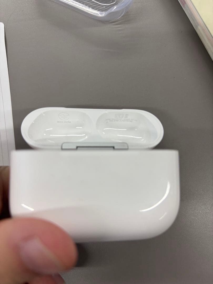 2回使用 Airpods Pro 3 UNIQケース付き
