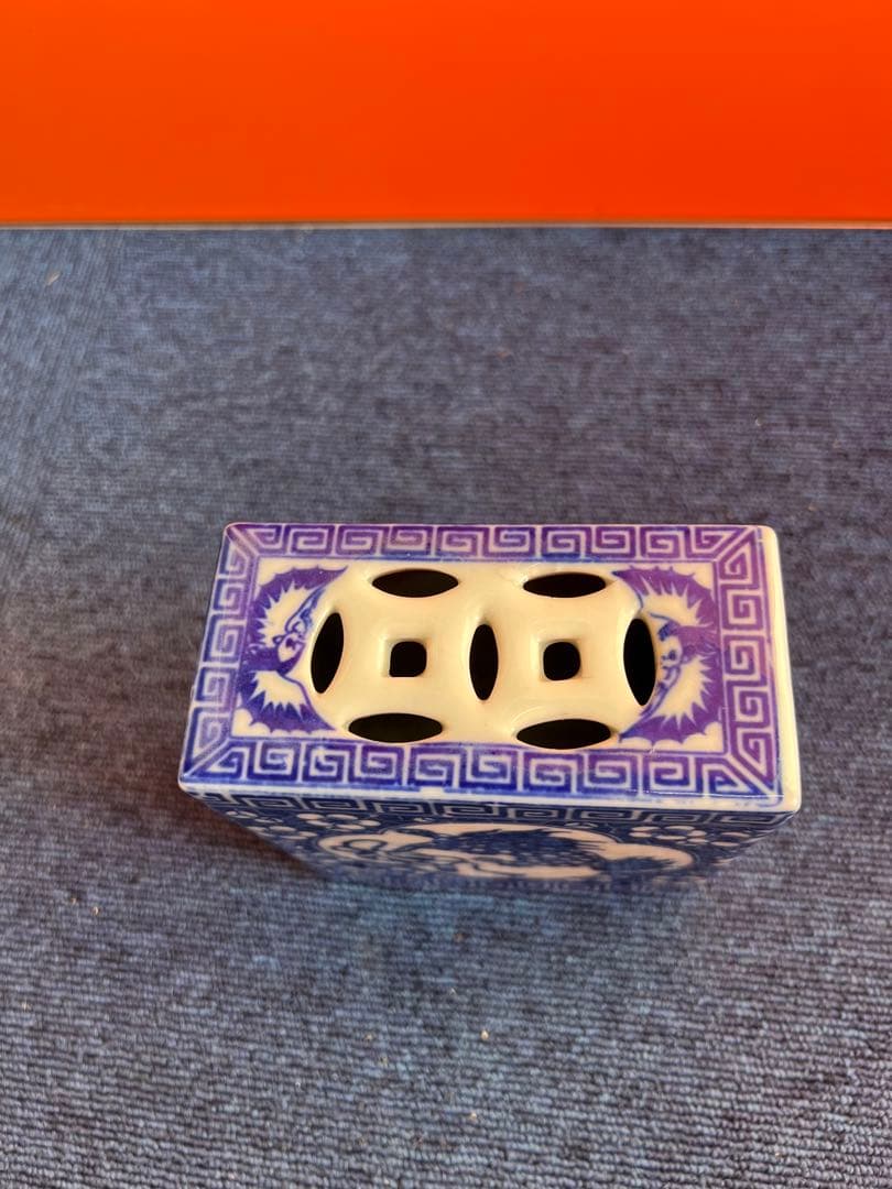 1041 中国古陶磁器 清代 民国期 玉取獅子図 透かし造り 伏香炉 陶枕