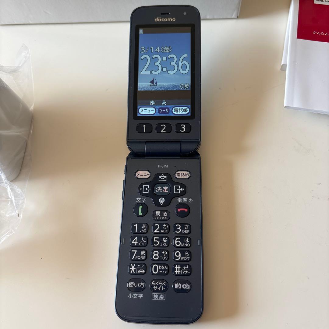 docomo らくらくホン F-01M 本体　2GBmicroSD付き