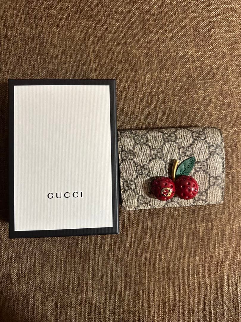 GUCCI チェリー装飾 二つ折り財布