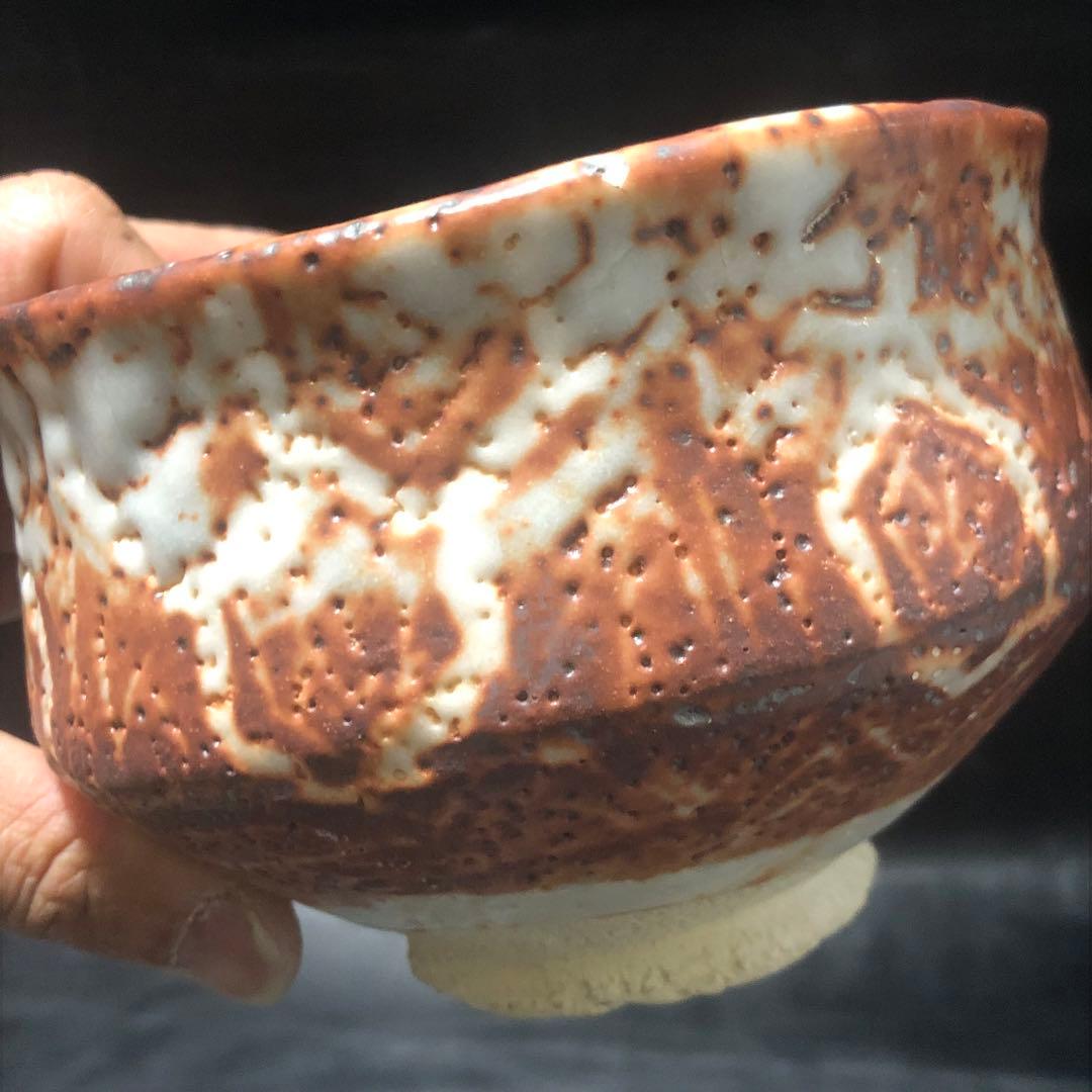 究極の美◼️蔵から、また凄そうな赤茶白い釉薬の美しい抹茶茶碗が出てきました。