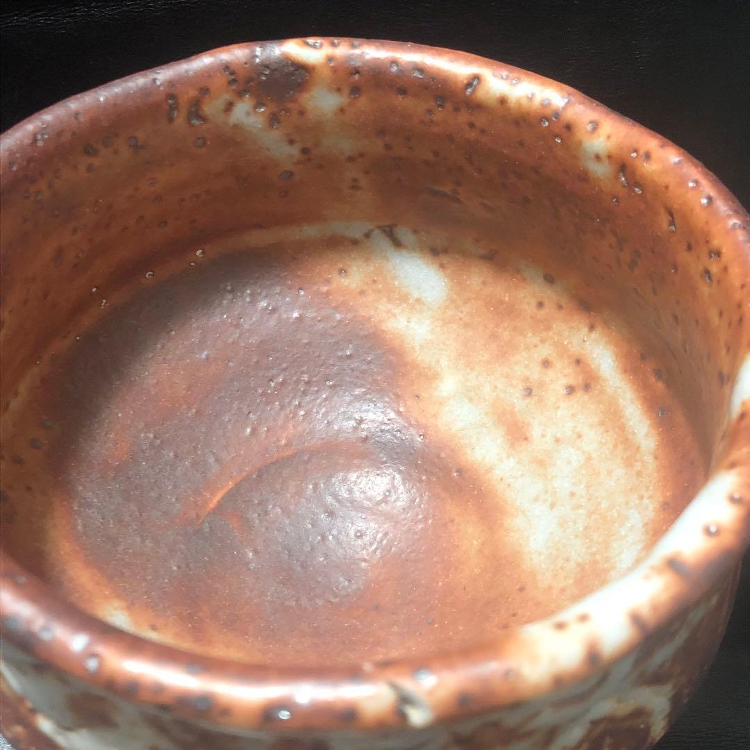 究極の美◼️蔵から、また凄そうな赤茶白い釉薬の美しい抹茶茶碗が出てきました。