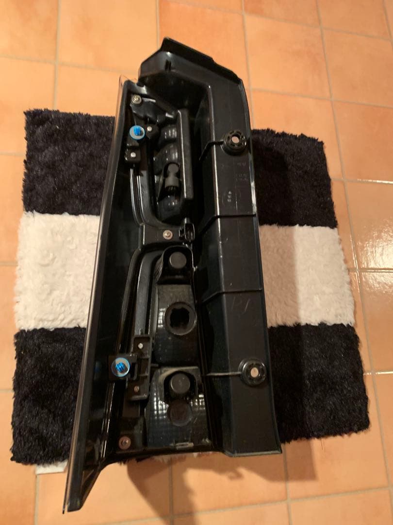 タント　右テールランプ