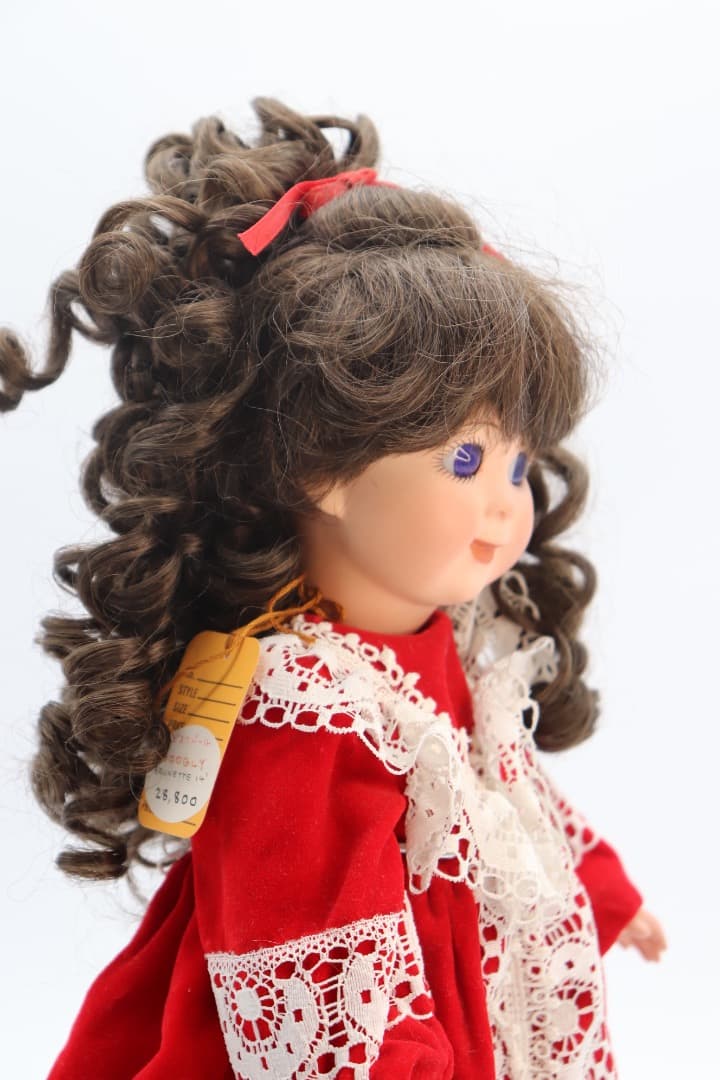 レース付き赤いドレスの人形