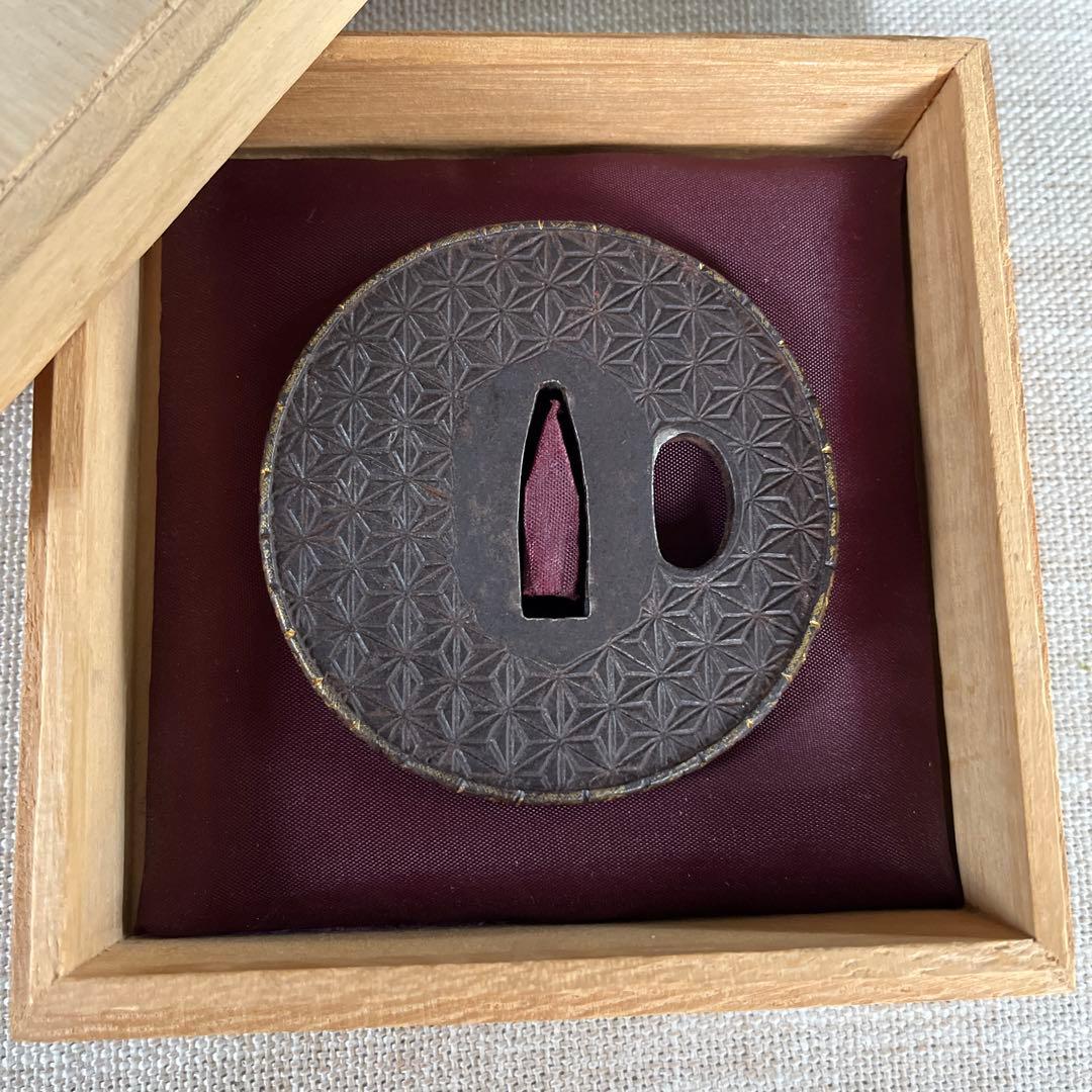 桔梗花紋の鉄鍔