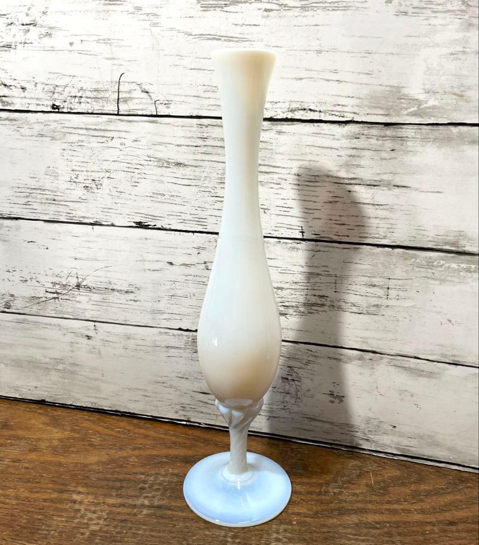 フランスアンティーク オパリンガラスの一輪挿し 花瓶 グラス ツイストステム