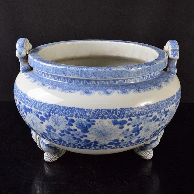 瀬戸焼　古瀬戸　染付　花文　蝶三足　大火鉢　大香炉　M　R8176B