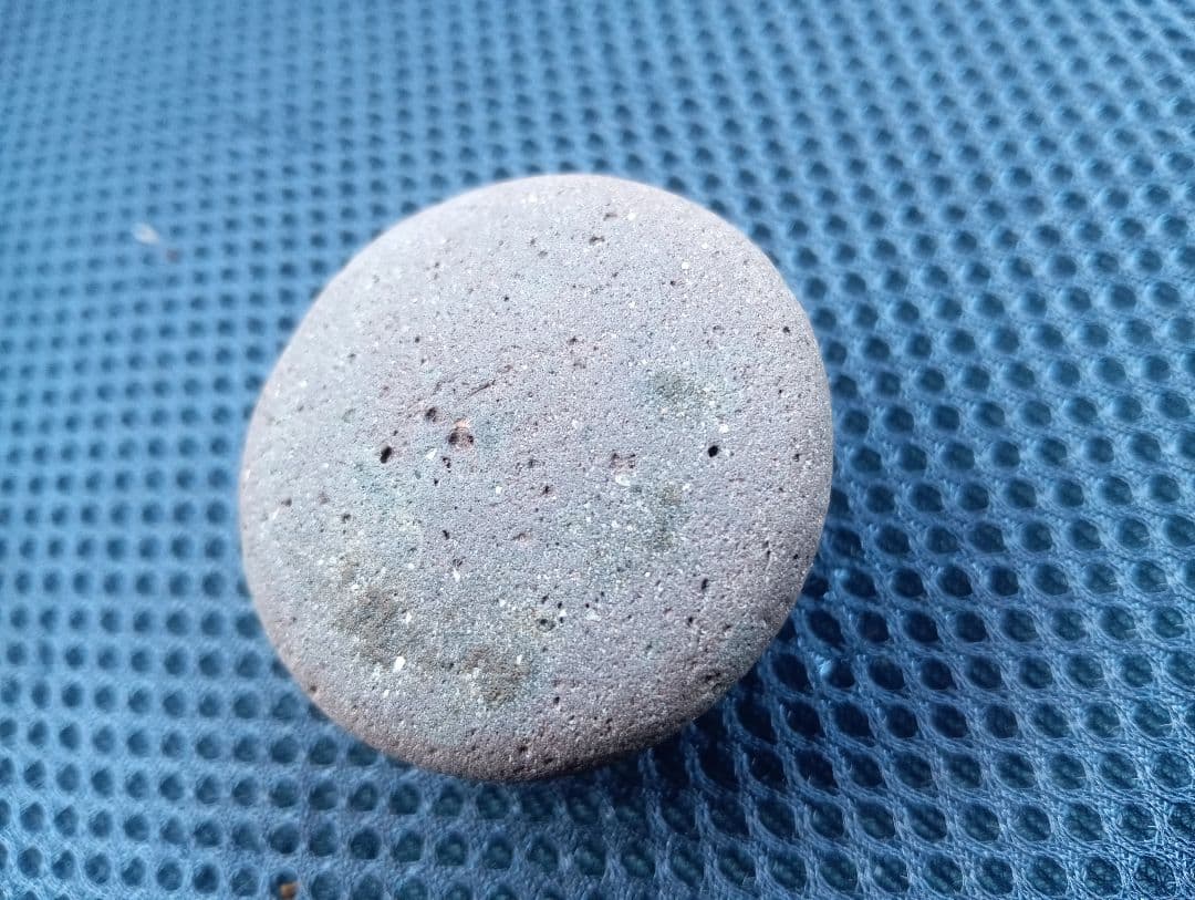 赤と灰色の焼物？石です