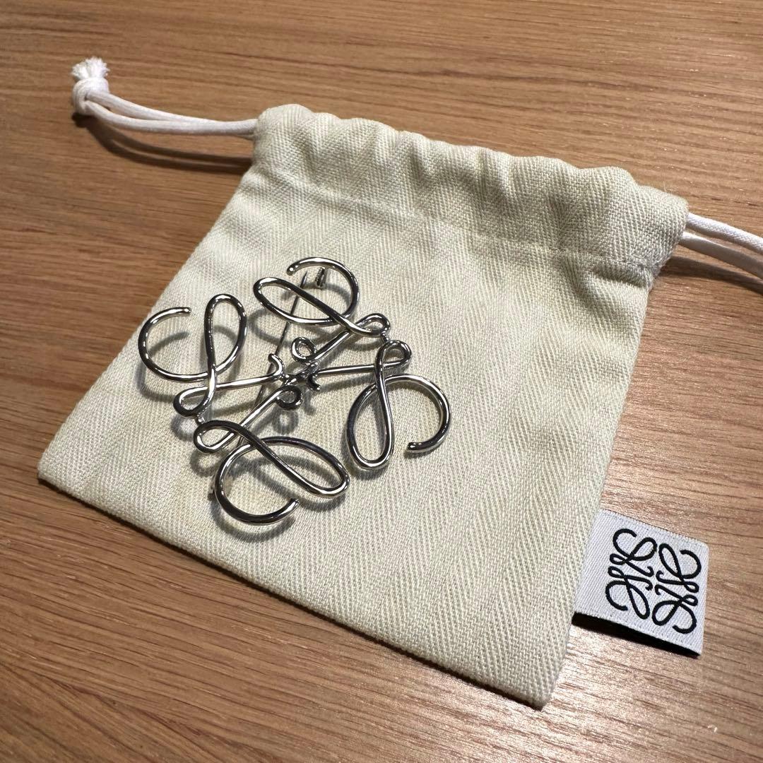 LOEWEロエベ アナグラム ブローチ シルバー