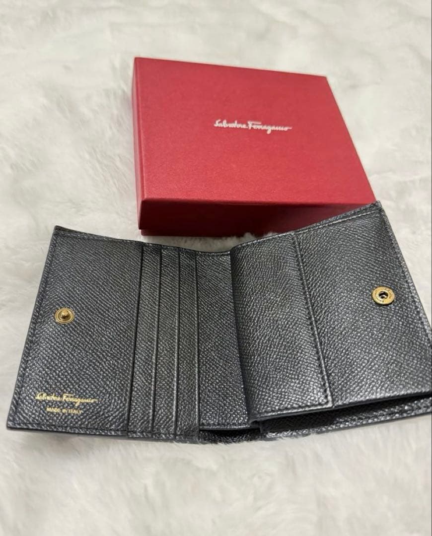 【フェラガモ】現行モデル ガンチーニ 二つ折り財布 ブラック 本革 黒