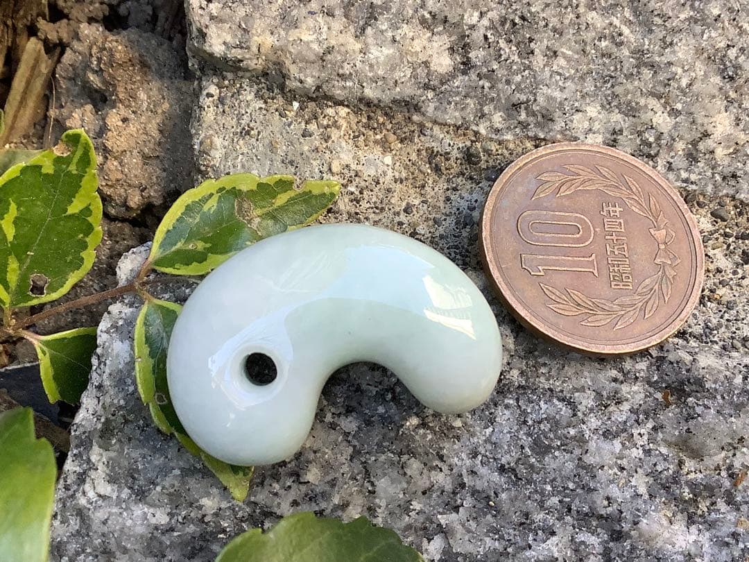 ✳お値段ご遠慮なく‼️高価糸魚川翡翠氷アイスジェイド勾玉　極上物　機械鑑定付本物‼️