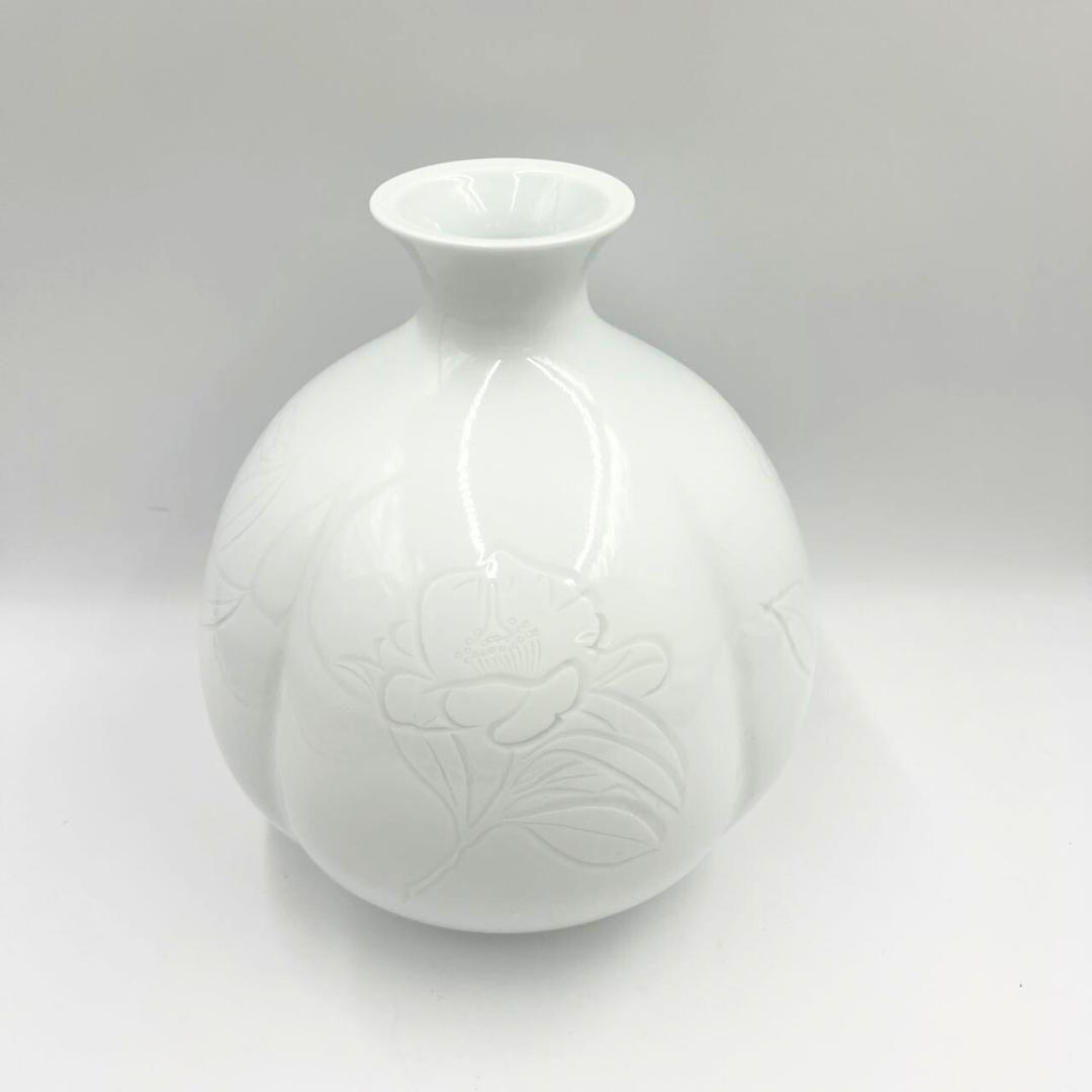 井上萬二　白磁彫文壷　白磁　椿　花　壺　陶芸　花瓶