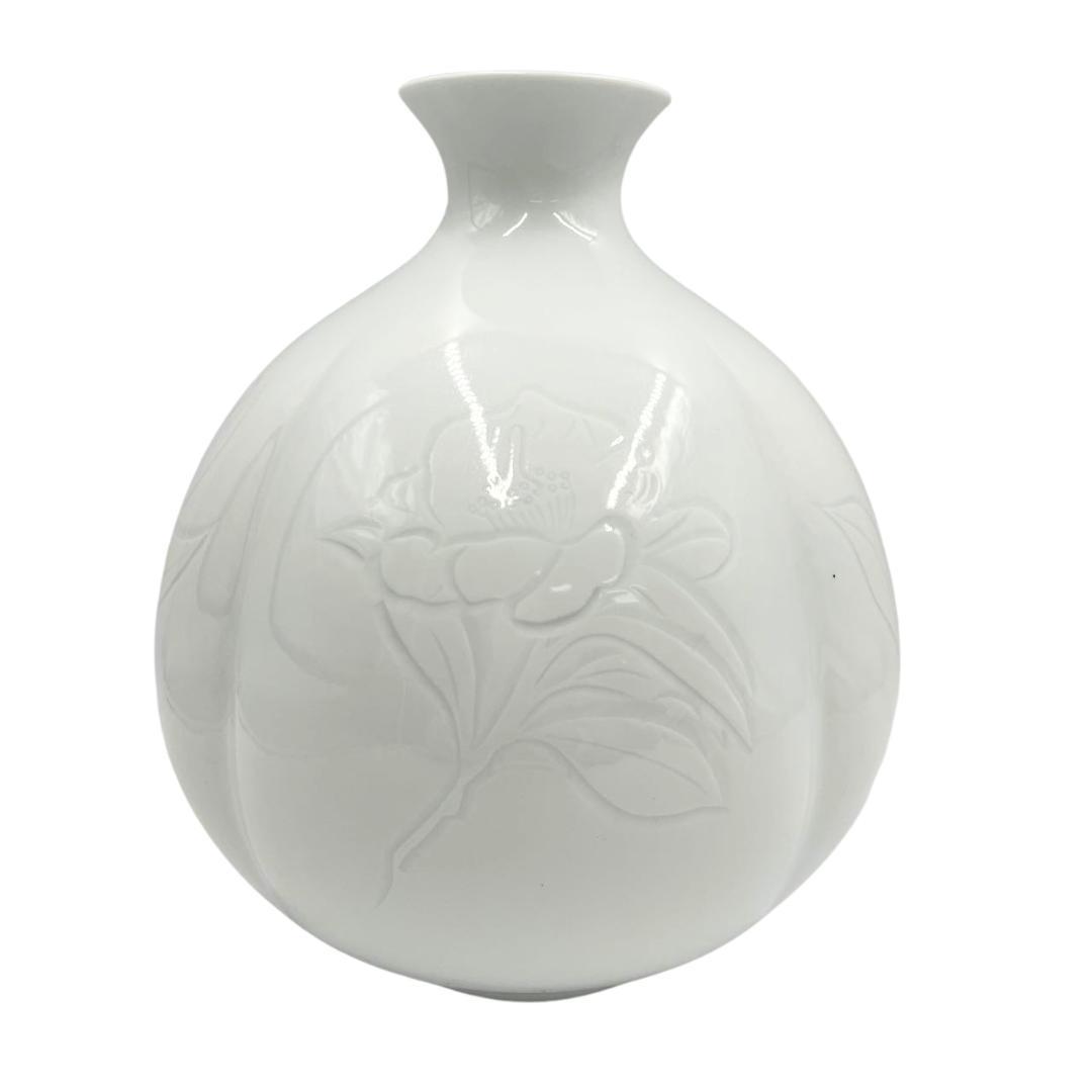 井上萬二　白磁彫文壷　白磁　椿　花　壺　陶芸　花瓶