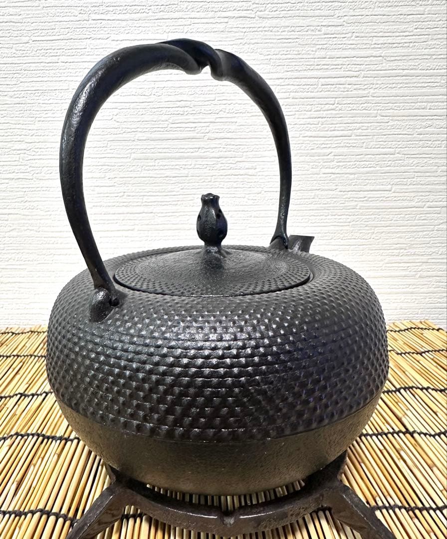 未使用、保管品　南部虎山工房造　前田知行　１５型姥口アラレ　南部鉄瓶　南部鉄器