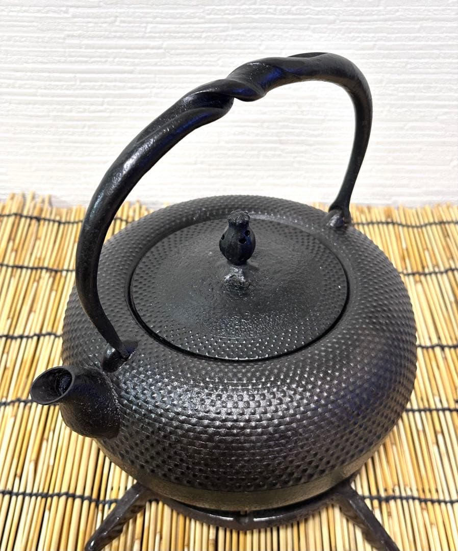 未使用、保管品　南部虎山工房造　前田知行　１５型姥口アラレ　南部鉄瓶　南部鉄器