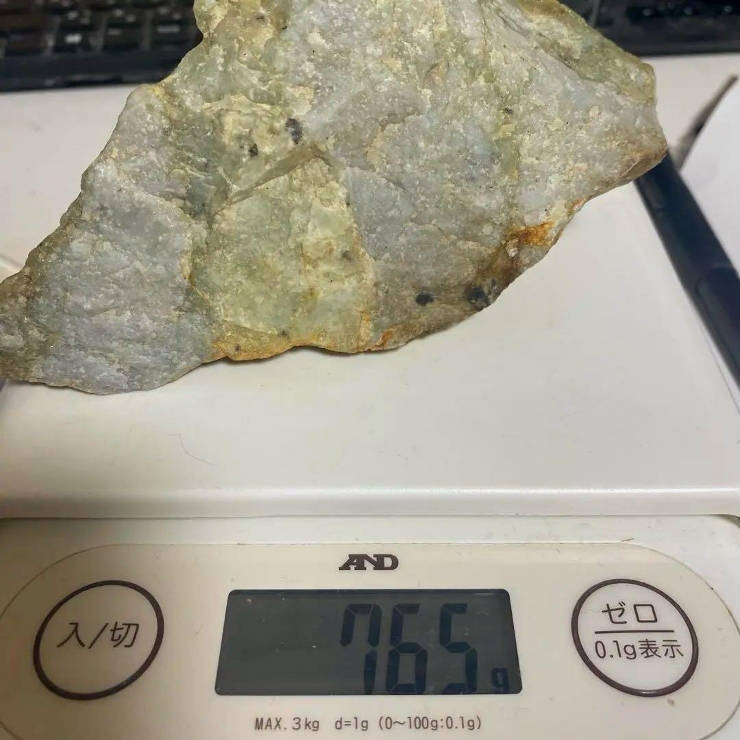 希少品　鳥取県　若桜翡翠原石　灰青×オレンジ×緑　割石皮付き　765g