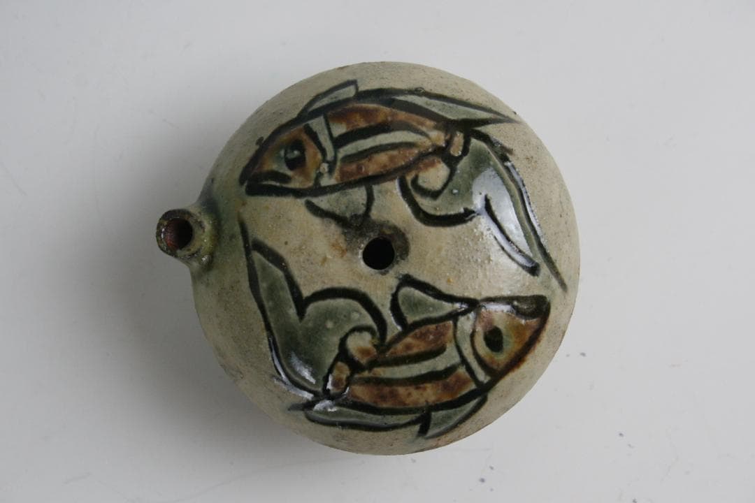 壺屋焼 人間国宝 金城次郎 作　双魚文水滴