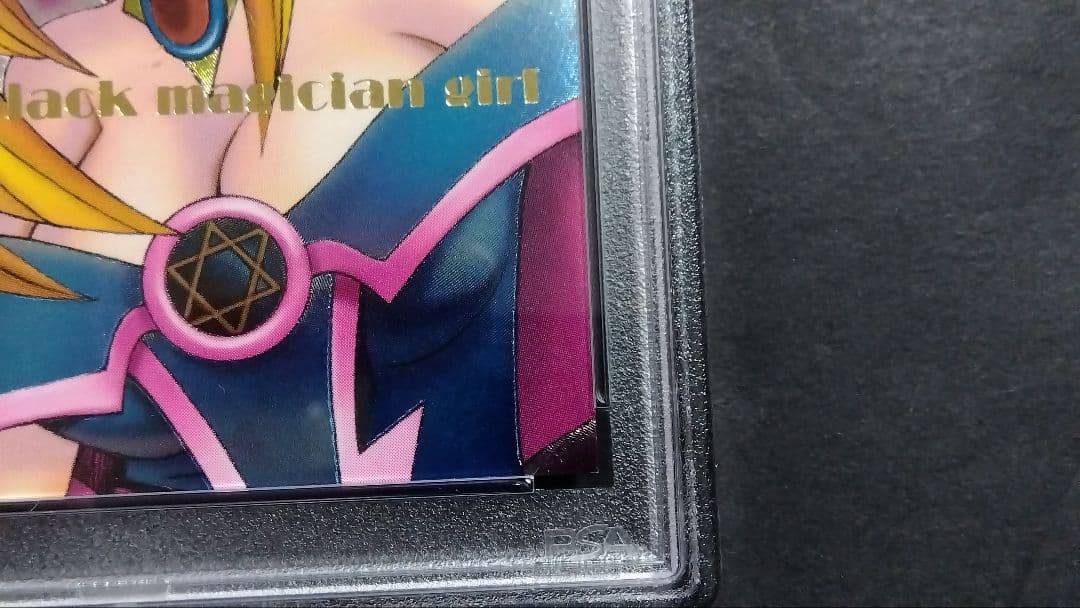 PSA8「DDM ブラックマジシャンガール」ピンク レリーフ ダンジョンダイス